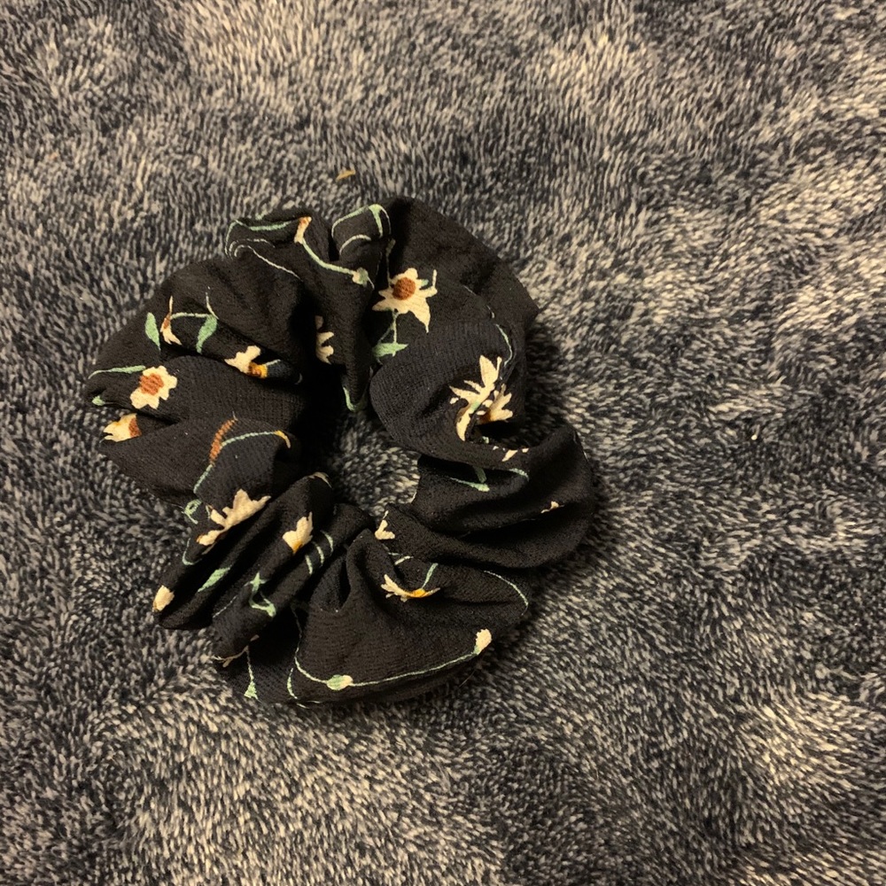 Scrunchie - Picture 2 of 4